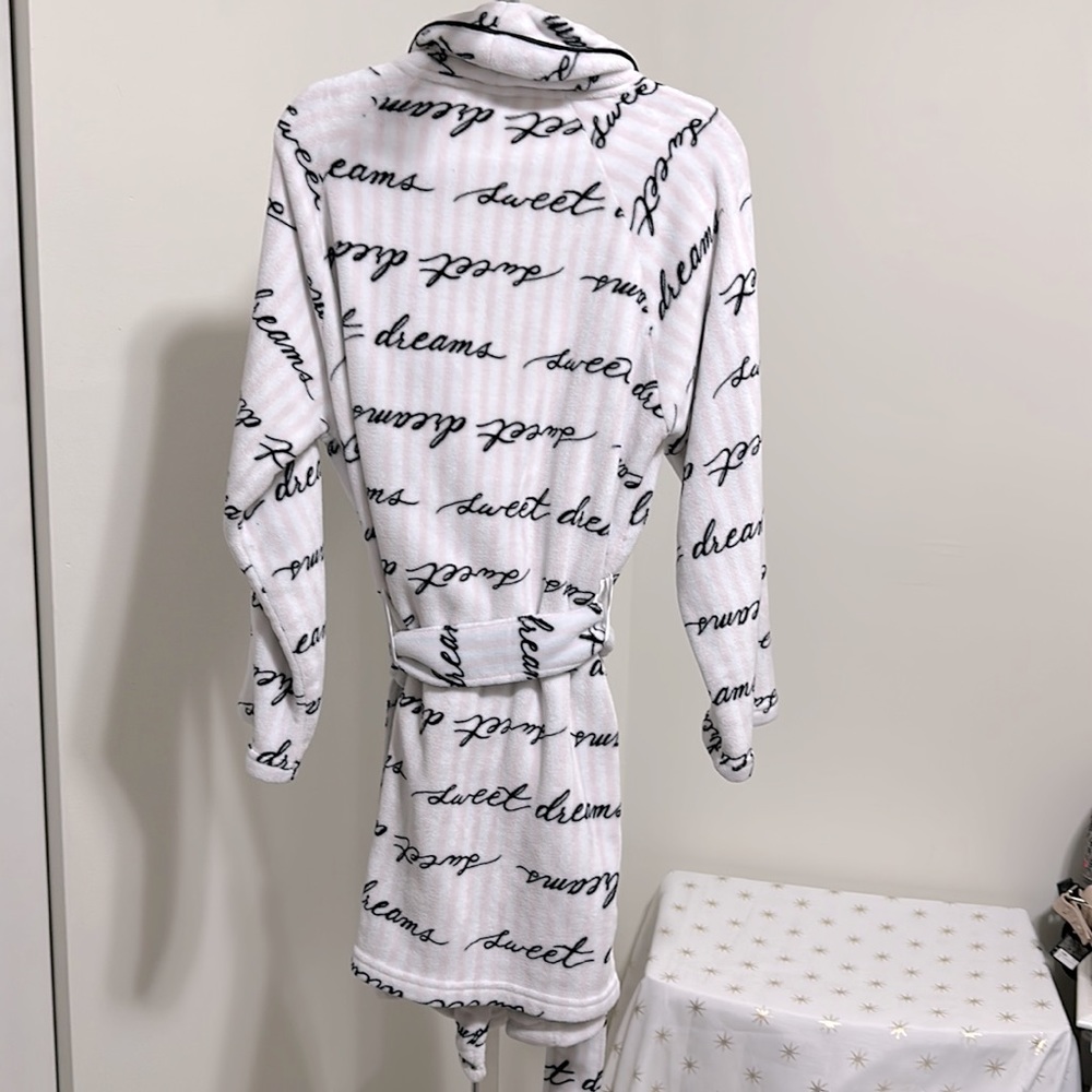 Victoria Secret M/L 2 pocket Multicolor Robe. Excellent Condition! - Picture 3 of 11